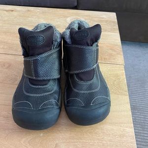 Keens  kids leather winter boots sz 5